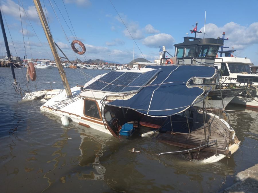Fırtına Barınaktaki Tekneyi Batırdı-İZLE