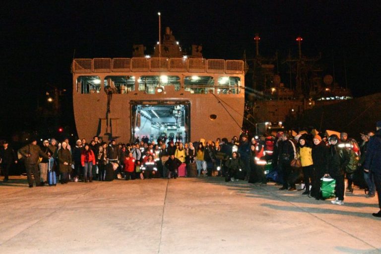 Yardım, Askeri Gemilerle Yola Çıktı
