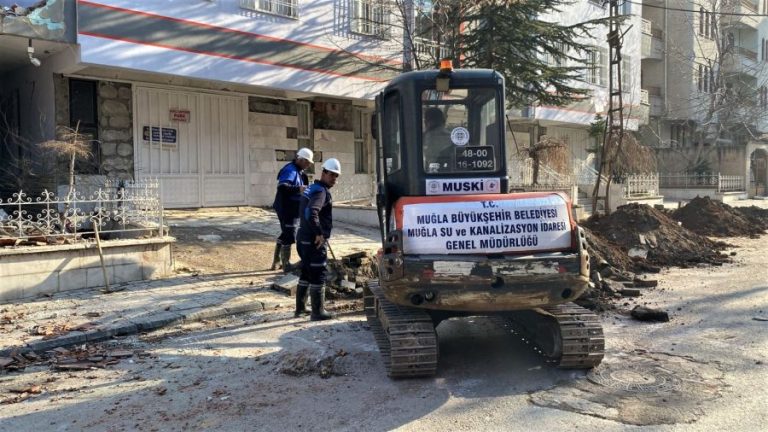 Büyükşehir Deprem Bölgesinde Altyapı Hizmeti Veriyor