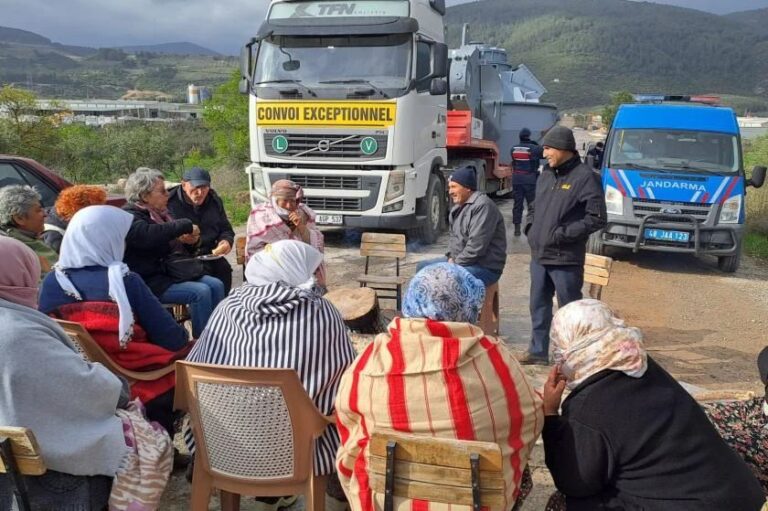 Kamyonu Köylü Kadınlar Durdurdu