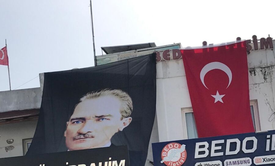 Şehidin Evine Türk Bayrağı Asıldı