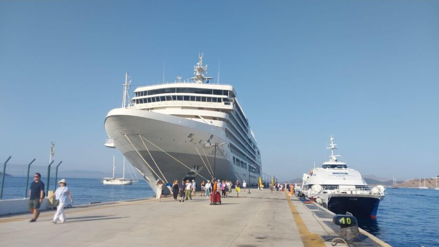 Bodrum Limanı’na Silver Muse Demir Attı