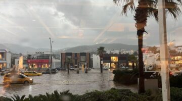 Bodrum’da sağanak kabusu: Araçlar suya gömüldü, trafik kilitlendi