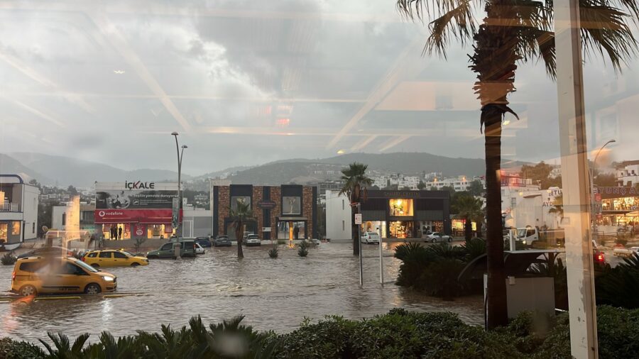 Bodrum’da sağanak kabusu: Araçlar suya gömüldü, trafik kilitlendi