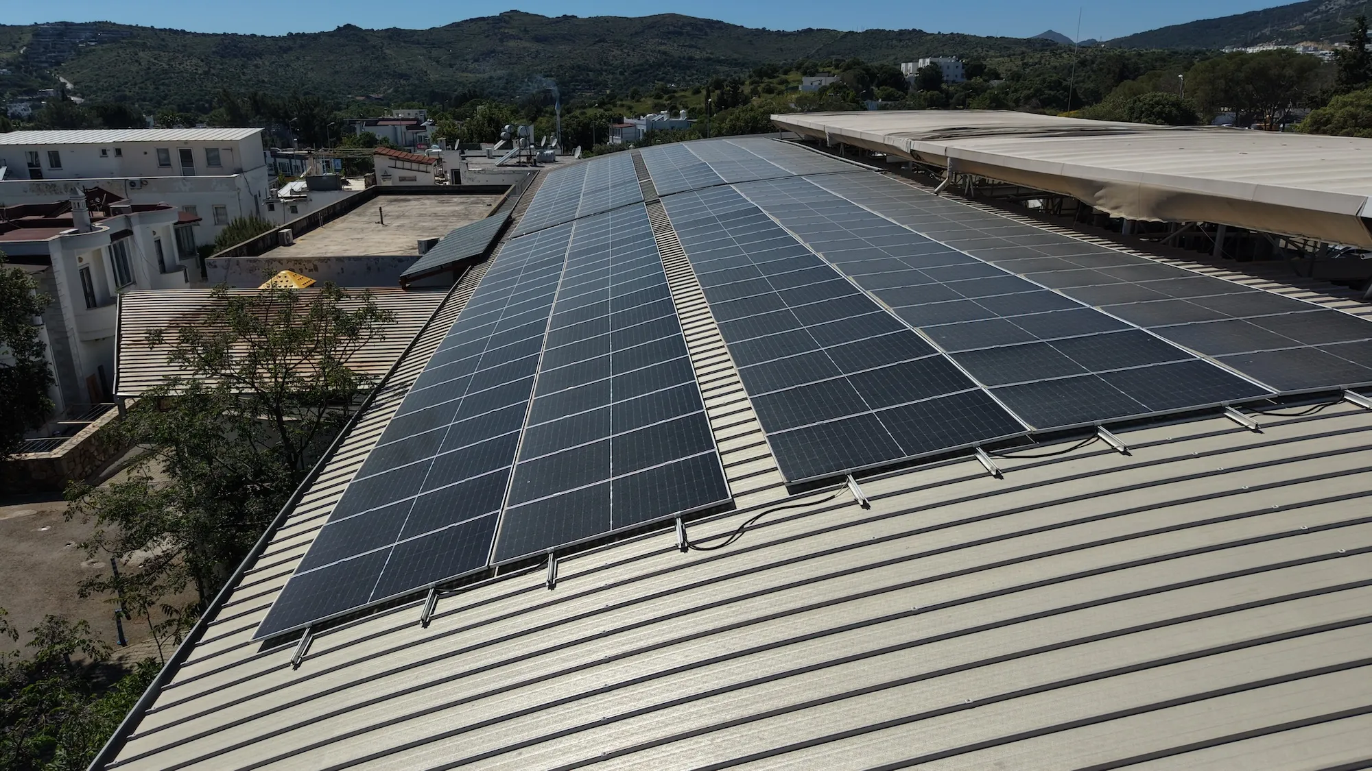 Bodrum’un Geleceğine Güneş Doğuyor: Bitez Pazar Yeri GES Projesinde Rekor Verimlilik!