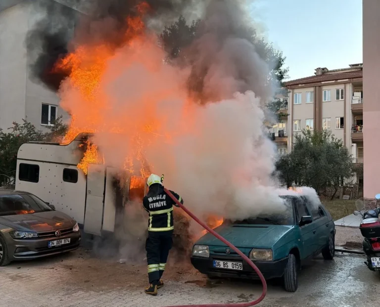 Korkutan Karavan Yangını: İki Araç Kül Oldu, Faciadan Dönüldü