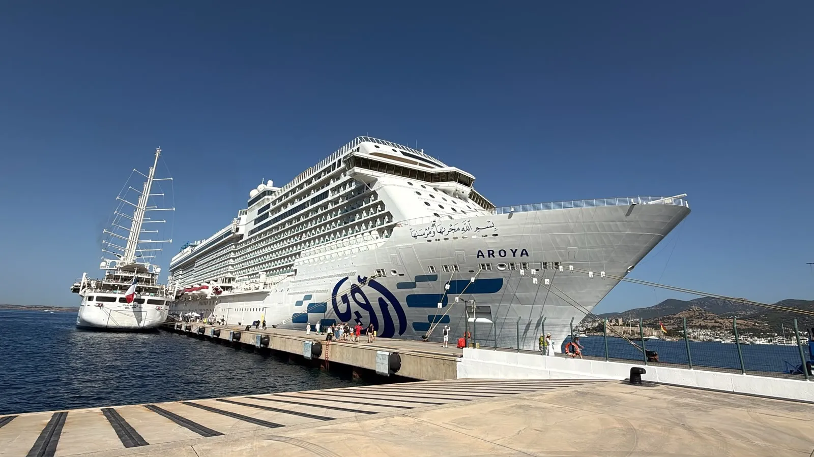 Bodrum Limanı’nda Çifte Şölen: Dev Yelkenli Club Med 2 ve Yüzen Şehir Aroya Geldi!