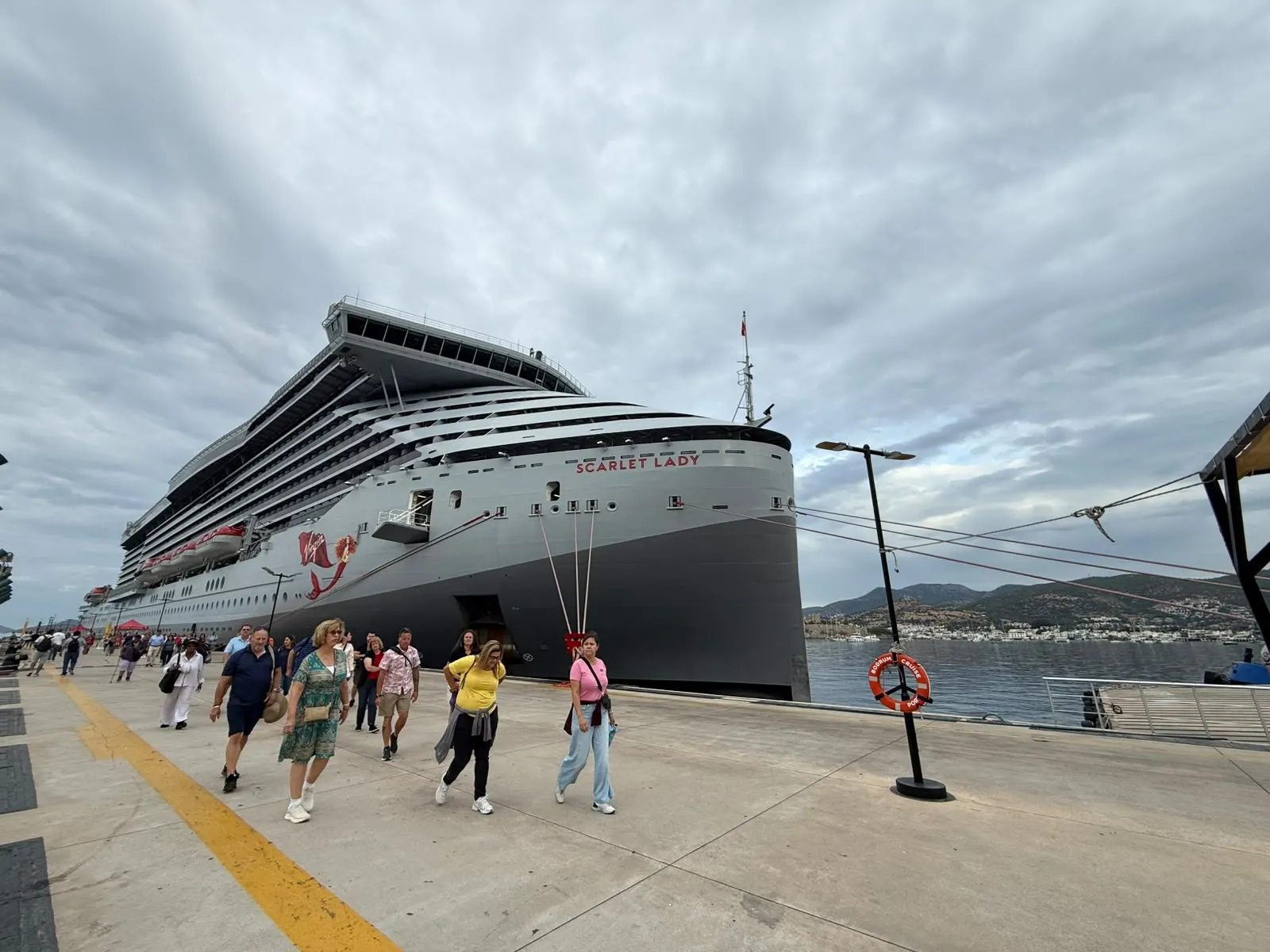 Yaz bitti sananlara 277 metrelik yanıt: Scarlet Lady Bodrum’a demirledi