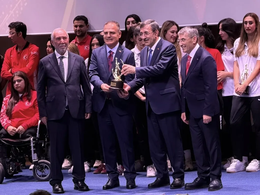 Vali Dr. İdris Akbıyık’a “Spora Destek Veren Devlet Adamı” Ödülü
