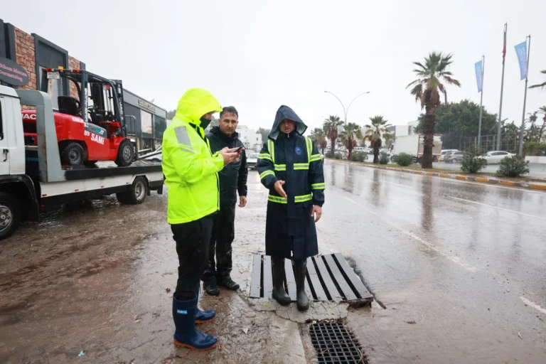 Bodrum’da Yağmur Çilesi Bitmiyor: Sokaklar Göle Döndü