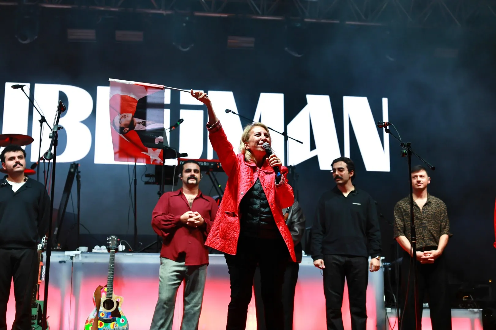 Bodrumda Cumhuriyet Bayraminda Yer Gok Kirmizi Beyaz 11