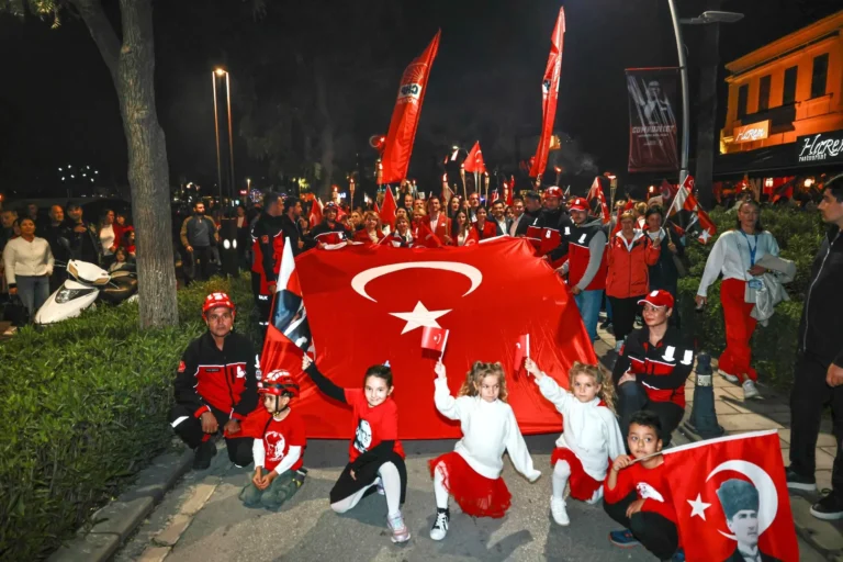Bodrum’da 29 Ekim Cumhuriyet Coşkusu: Binlerce Vatandaş Meydanlarda Buluştu